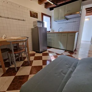 https://veneziacentopercento-rooms-and-apartments.hotelslidodijesolo.com